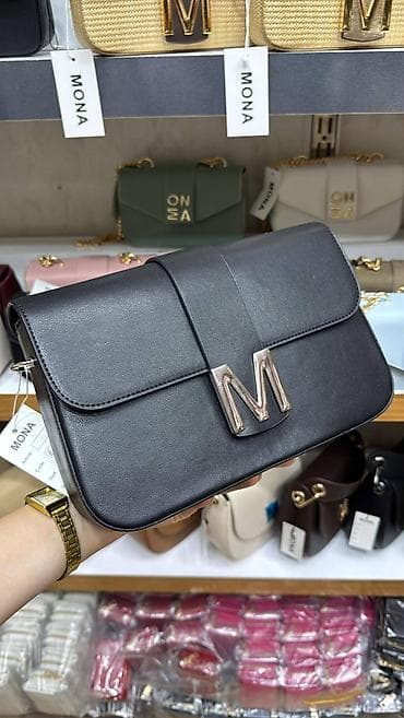 mona haljine svecane: Ženska torba MONA – elegantna crossbody/ramena torba sa zlatnim “M” — 2