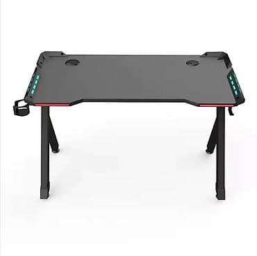 Gejmerski sto sa RGB osvetljenjem i organizacijom kablova - Moderan