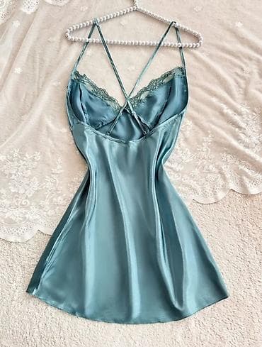 Satenasta spavaćica u nijansi ledeno plave/mentol zelene. -