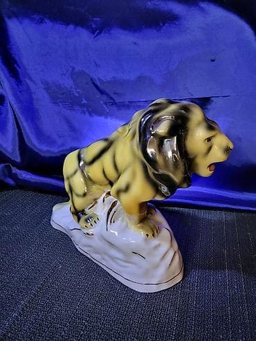 vt401 k: Figura lava,jugoporcelan Titov Veles iz 70ih.god. Porcelanska — 2