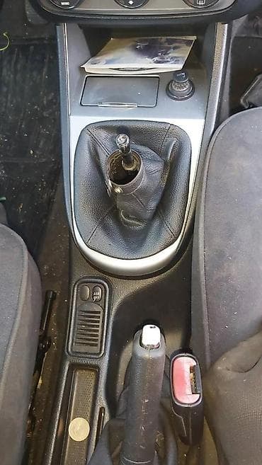 seat znak: ALFA 147 SREDNJA KONZOLA HROM | Skinuta sa alfe 147 restajling — 2