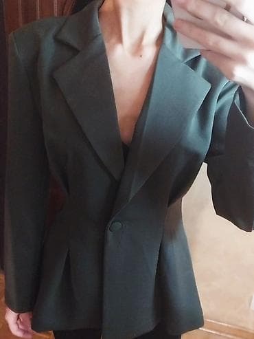 Ženski sako u tamnozelenoj boji, elegantnog kroja sa strukturom koja