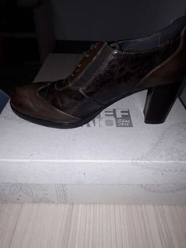 muške cipele brodarice: Stefano kožne cipele,broj 40,gazište 26 cm.
Oštećenje uslikano — 3