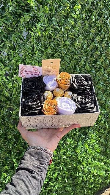 Čaj, kafa, pića: Poklon kutija “Handmade with love” – aranžman ručno rađenih ruža i — 1