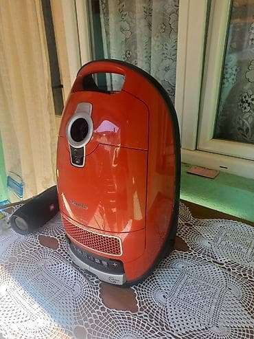 aparati na kapsule: Miele S8330 usisivač sa kesom, narandžaste boje. Ključne — 2