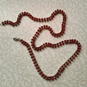 zara kaiševi: Nov crveni kaiš sa crvenim štrasom

 Dužina 78cm 

Trećina cene — 3