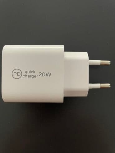 Punjači: Beli 20W PD brzi punjač sa USB-C izlazom. Kompaktan dizajn omogućava