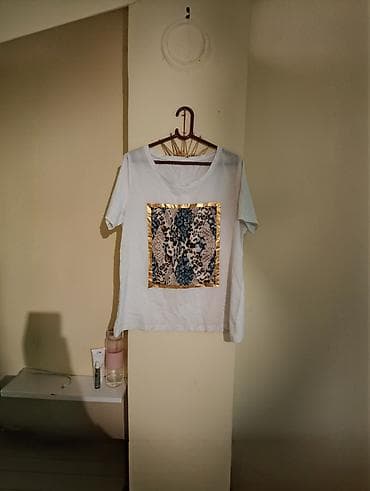 Bela ženska majica kratkih rukava sa okruglim izrezom. Na prednjoj