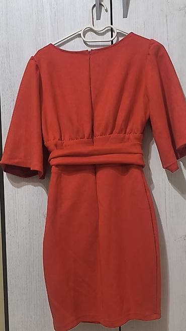 Skirts: Crvena mini haljina M vel sa V‑izrezom i kratkim, blago zvonastim — 6