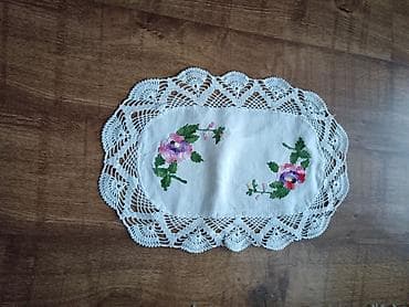 drveni sto sa klupama: Ručno rađeni heklani miljei sa vezenim cvetnim motivima - Set — 7