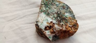 Kristali i minerali: Ovaj prirodni mineralni uzorak prikazuje kombinaciju boja, uključujući — 10
