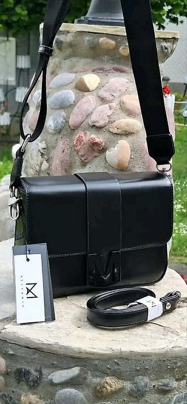 pero za pisanje: Ženska crossbody torba sa metalnim slovom “M” na preklopu. Uz torbu — 3