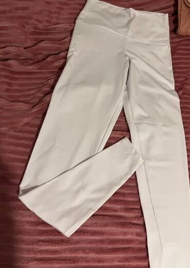 Leggings, Bike shorts: Helanke
Vel s m
Dostupne i u bež boji
Nove — 1