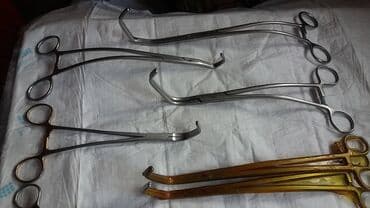 anatomski jastuk za ledja: Set od tri hirurška retraktora, svaki sa metalnim telom i drškom za — 4