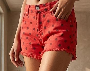 crveni sako i pantalone: Ženske šorts farmerice – crvene sa crnim tufnama - Materijal: teksas — 1