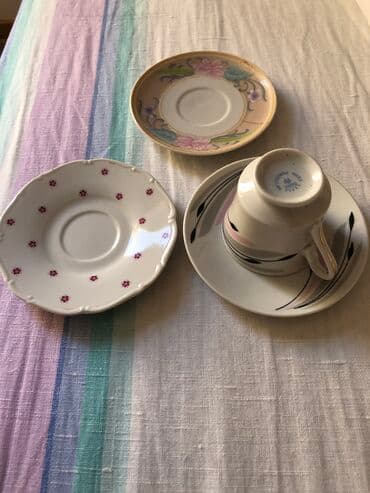 Od finog starog porcelana dve tacne bez šoljica, jedna šoljica sa