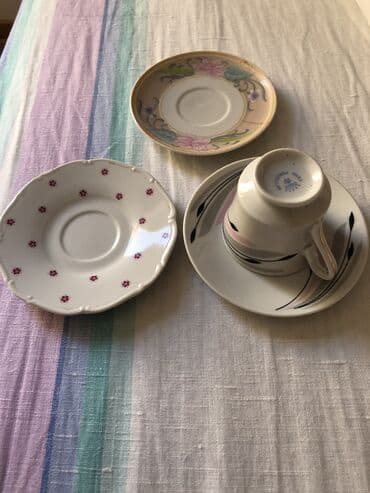 nove doncafe solje: Od finog starog porcelana dve tacne bez šoljica, jedna šoljica sa — 1