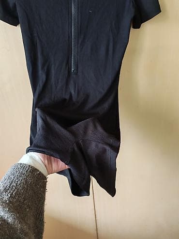 crni kompleti: Crni ženski kratki kombinezon sa rajsferšlusom napred - Model — 2