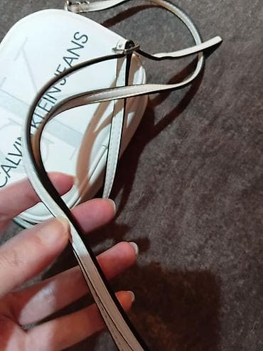 bata zenski novcanici: Calvin Klein Jeans ženska crossbody torbica sa malim oštecenjem ide — 9