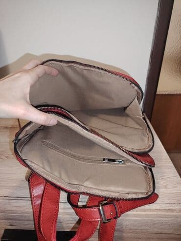 Women's Footwear: Crveni kožni ranac/torba sa preklopnom kožnom trakom i kopčom. - — 3