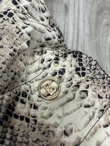 dva leggings: Bogner ženska jakna sa kapuljačom – veličina M - Model sa atraktivnim — 3