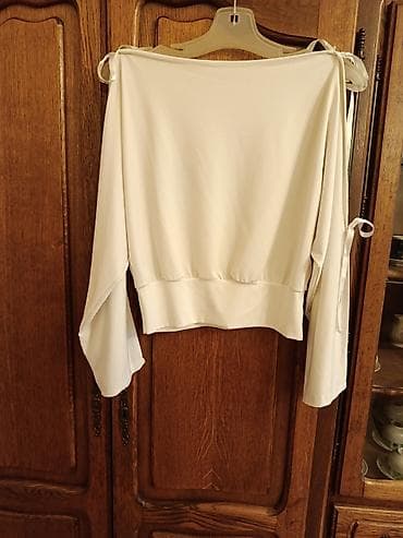 gleznjace kozne: Bela ženska bluza sa širokim krojem i dekorativnim detaljima. - Model — 2