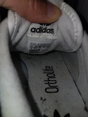 deda mraz odelo: Adidas tenisice – model sa tri lista (Trefoil), kožni gornjište, bela — 2
