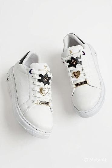 new yorker patike zenske: Beli kožni patike sa ukrasnim metalnim dodatcima i monogram detaljima — 1