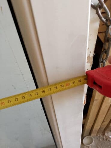drveni prozori i vrata: Beli REHAU PVC prozor sa dvostrukim staklom i ručkom. Ovaj prozor nudi — 6
