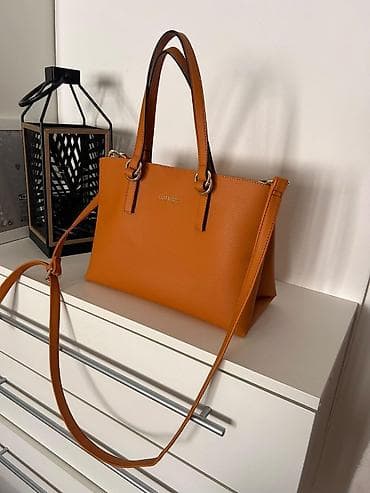 Guess ženska torba – model sa dvostrukim ručkama i dugim kaišem za