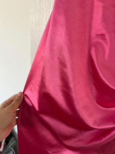 haljine secene ispod grudi: Satenska midi haljina u jarko pink boji. - Kroj: uska silueta sa — 3