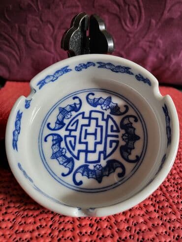 projektor 8 mm: Kineska nova pepeljara 70te. Visina. 3cm. Precnik. 8,5cm — 1