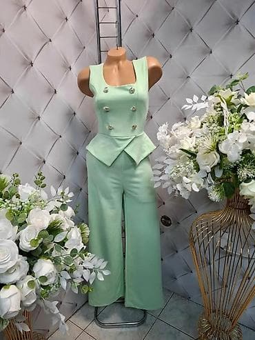 Elegantna ženska kombinezon-haljina u pastelno zelenoj boji. Model sa