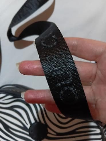 poklon za valentajn: Torba preko ramena sa zebra šarom + bele sunčane naočare - Dizajn — 6