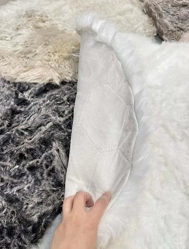 sinsay polica na tockice: Okrugli plišani tepisi – dekorativni krzneni izgled. Gornji sloj — 3