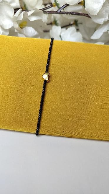 sat za bebe: Elegantna narukvica sa sitnim crnim perlama i zlatnim priveškom u — 2