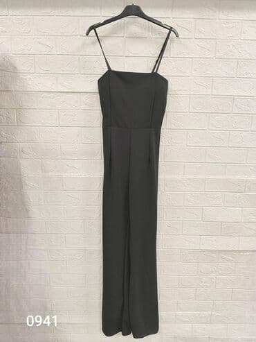 nike react 270: ✨Elegantni crni ženski kombinezon✨
2700 din — 2