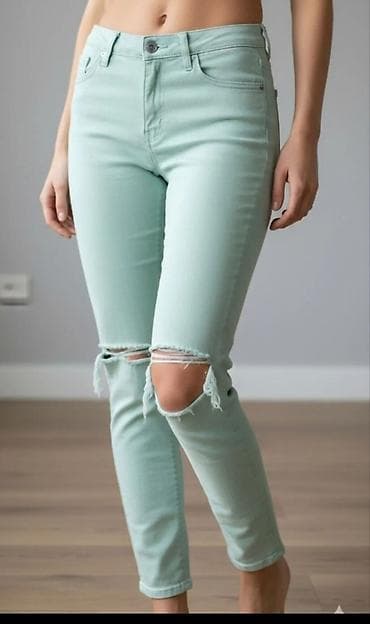 Ženske farmerke u pastelno mint zelenoj boji. Model sa srednjim