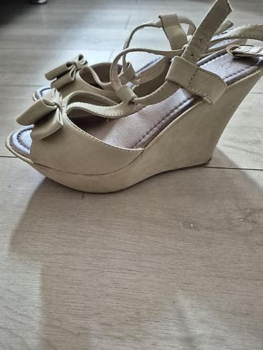 gumene sandale zenske: Bež ženske sandale na punu petu - Model: otvoreni prsti, platforma i — 2