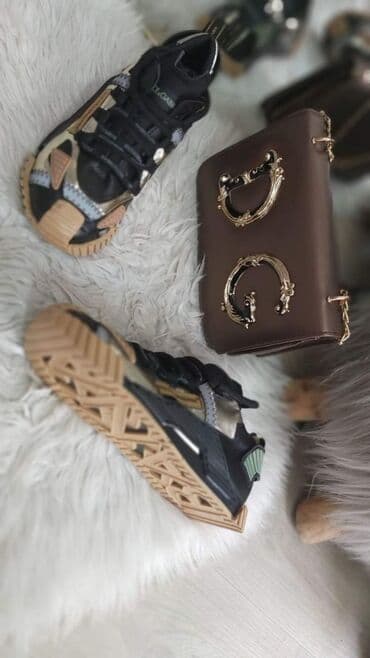 planeta asics patike: Torba 1.900
Patike 36-40
3.900 — 1