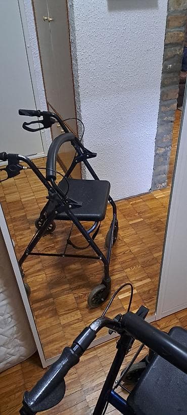 Prodajem hodalicu (rolator) sa četiri točka i sedištem. Stabilna i — 3