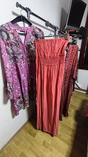 koralna boja haljine: Duga letnja haljina bez naramenica – koralno roze - Model: maxi — 2