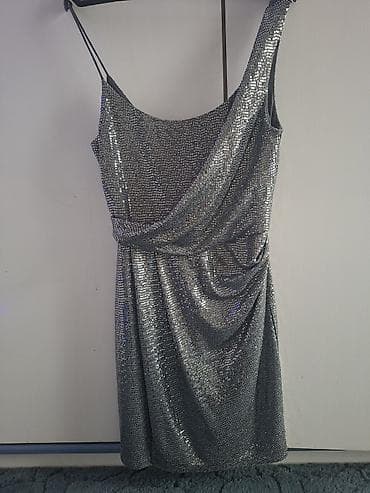 Srebrna mini haljina sa šljokicama - Kroj: mini dužina, uski gornji — 1