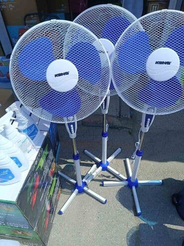 drzac za mobilni u kolima: Tri Keno stajaća ventilatora, bele i plave boje. Imaju tri brzine rada — 1