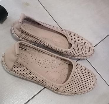 Par ženskih baletanki u bež boji, sa perforiranom teksturom koja