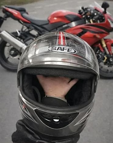 Kaciga za motor, sa zaštitnom folijom na viziru. Modernog sportskog