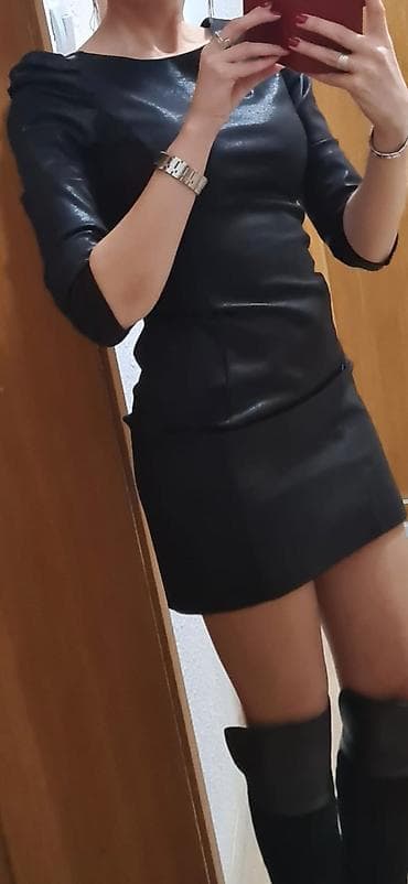 pliš haljine: Crna mini haljina elegantnog kroja - Materijal: tkanina sa blagim — 2
