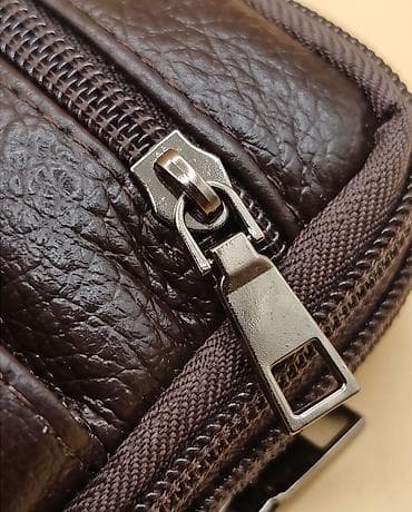 ženska bluza: Muška kožna torbica preko ramena – kompaktna i organizovana - — 2