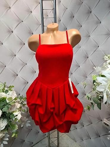 Haljine: Koktel haljina sa tankim bretelicama i skulpturalnom suknjom - Model — 2