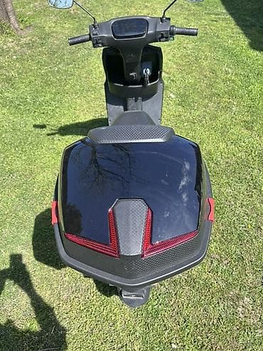 Motocikli i skuteri: Električni skuter ICON Hunter 14 - Crna boja, moderan ugaoni dizajn — 5